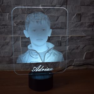 Portrait gravé sur verre acrylique