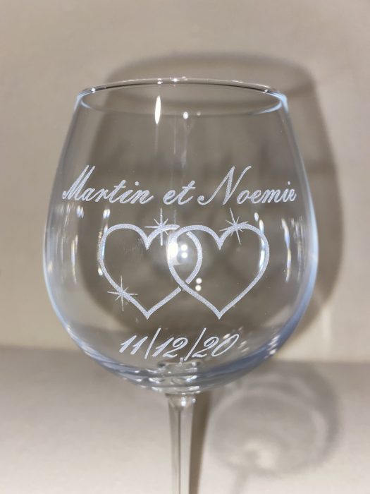 1B393E69-8726-4B20-85BB-951F87CF4BD9 Verre à vin personnalisé. Verre gravé pour anniversaire et mariage – Image 12