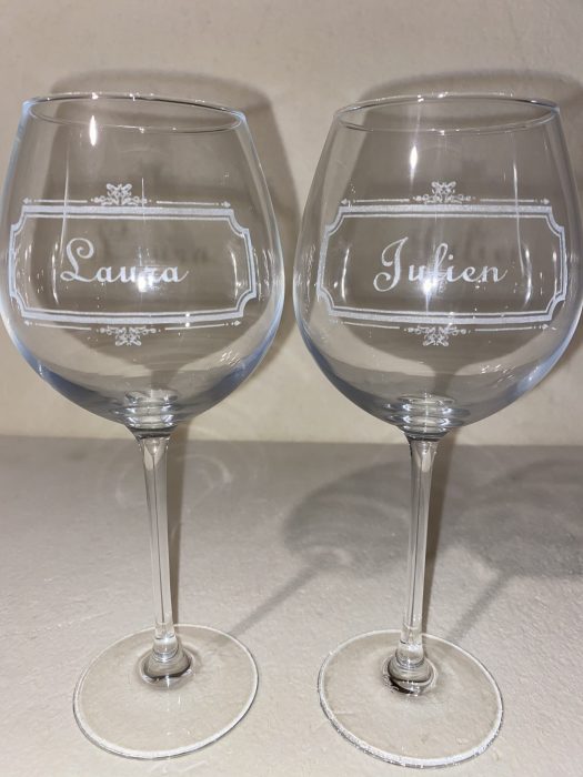E2F3B989-5717-4DFD-86C2-72002C160598 Verre à vin personnalisé. Verre gravé pour anniversaire et mariage – Image 9