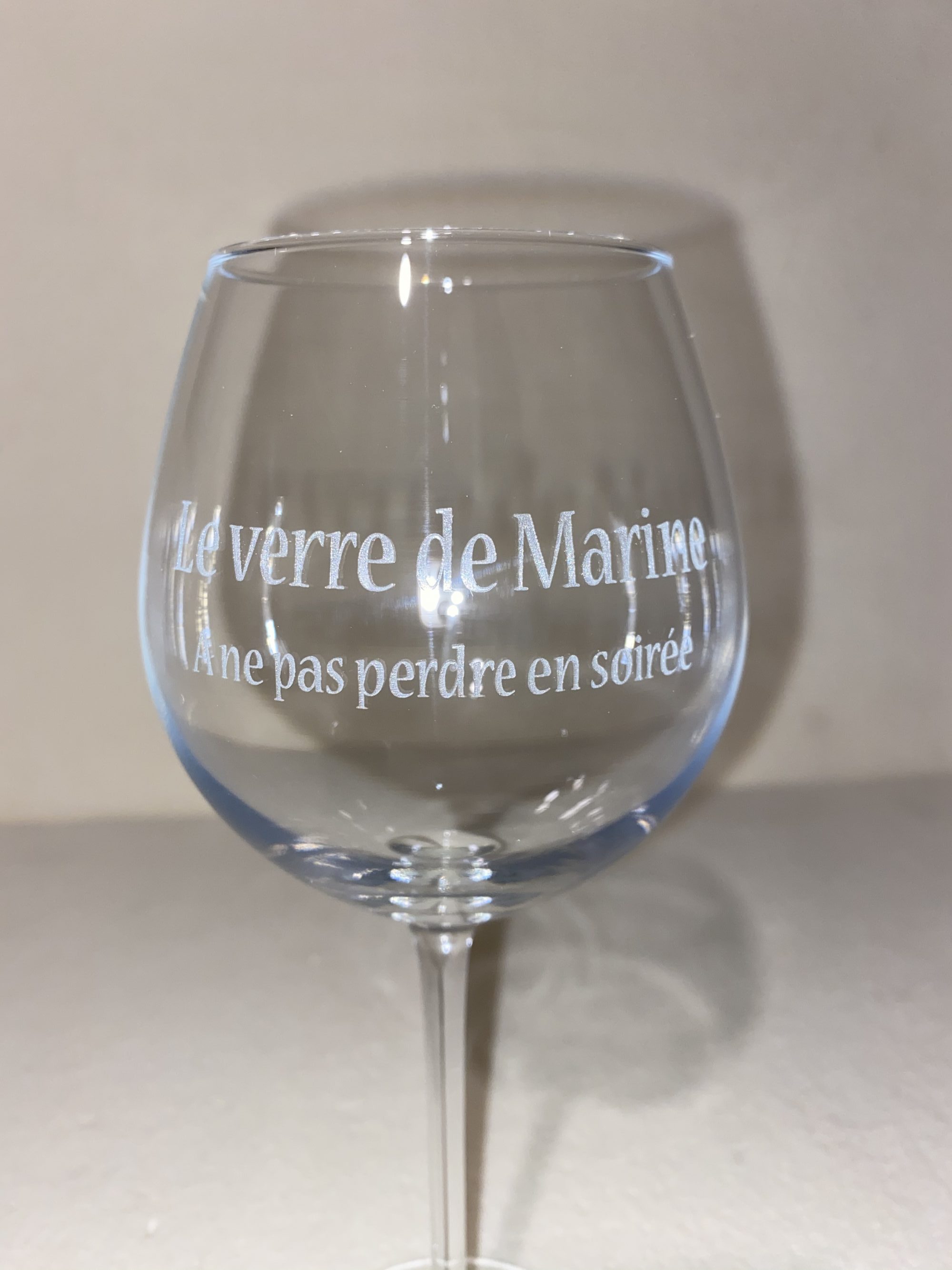 E9733009-5C68-4CCA-B2BB-03C0484D8025 Verre à vin personnalisé. Verre gravé pour anniversaire et mariage – Image 7