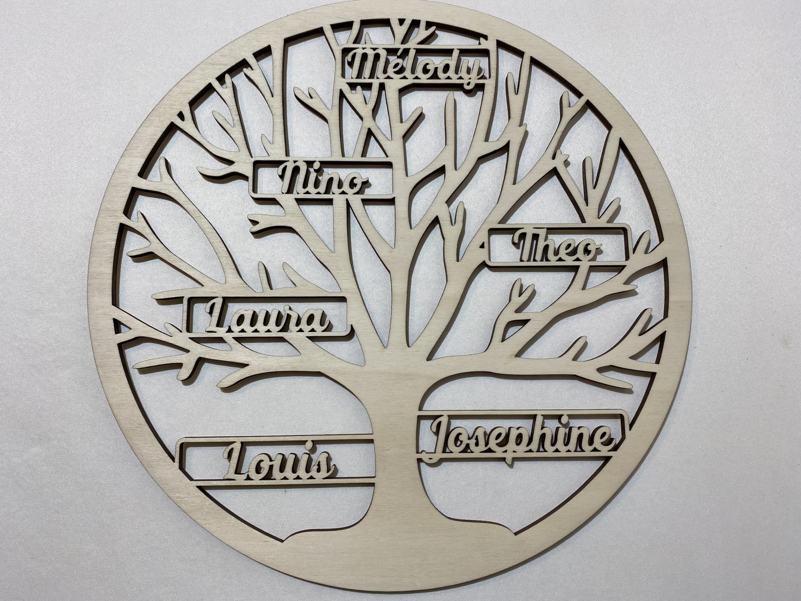 IMG_0635 Arbre de vie à personnaliser en bois. Jusqu’à 6 prénoms. Diamètre 30 cm, épaisseur 5 mm – Image 4